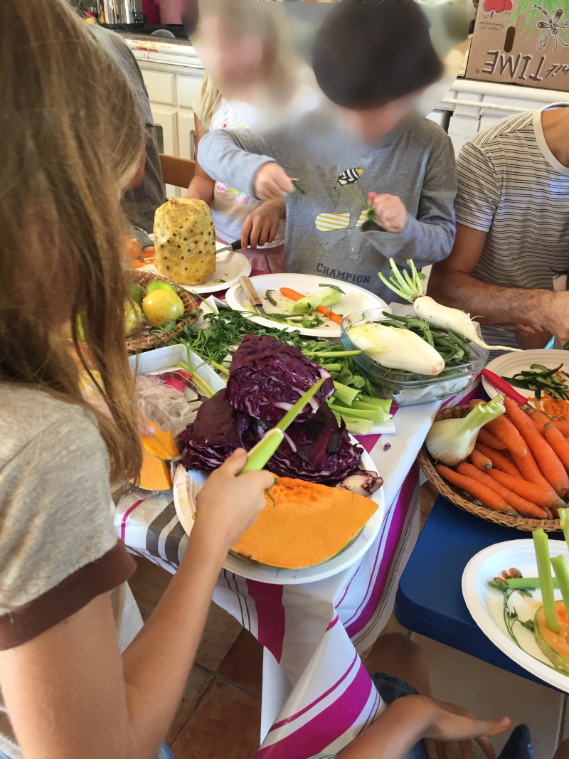 des enfants qui découpent et assemblent des légumes pour dessiner