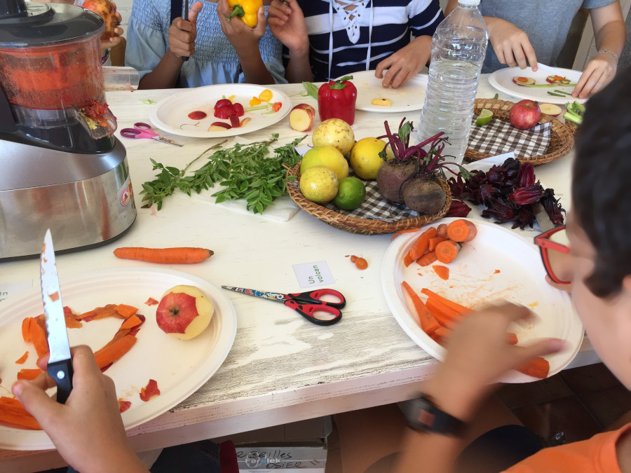 des enfants qui créent des formes avec des légumes et fruits