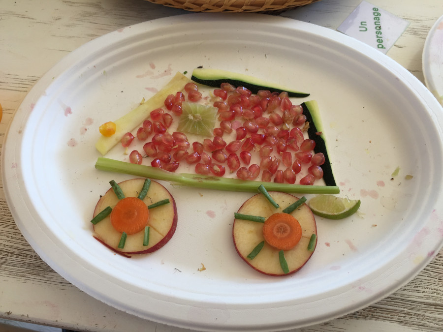 une voiture en fruits et légumes